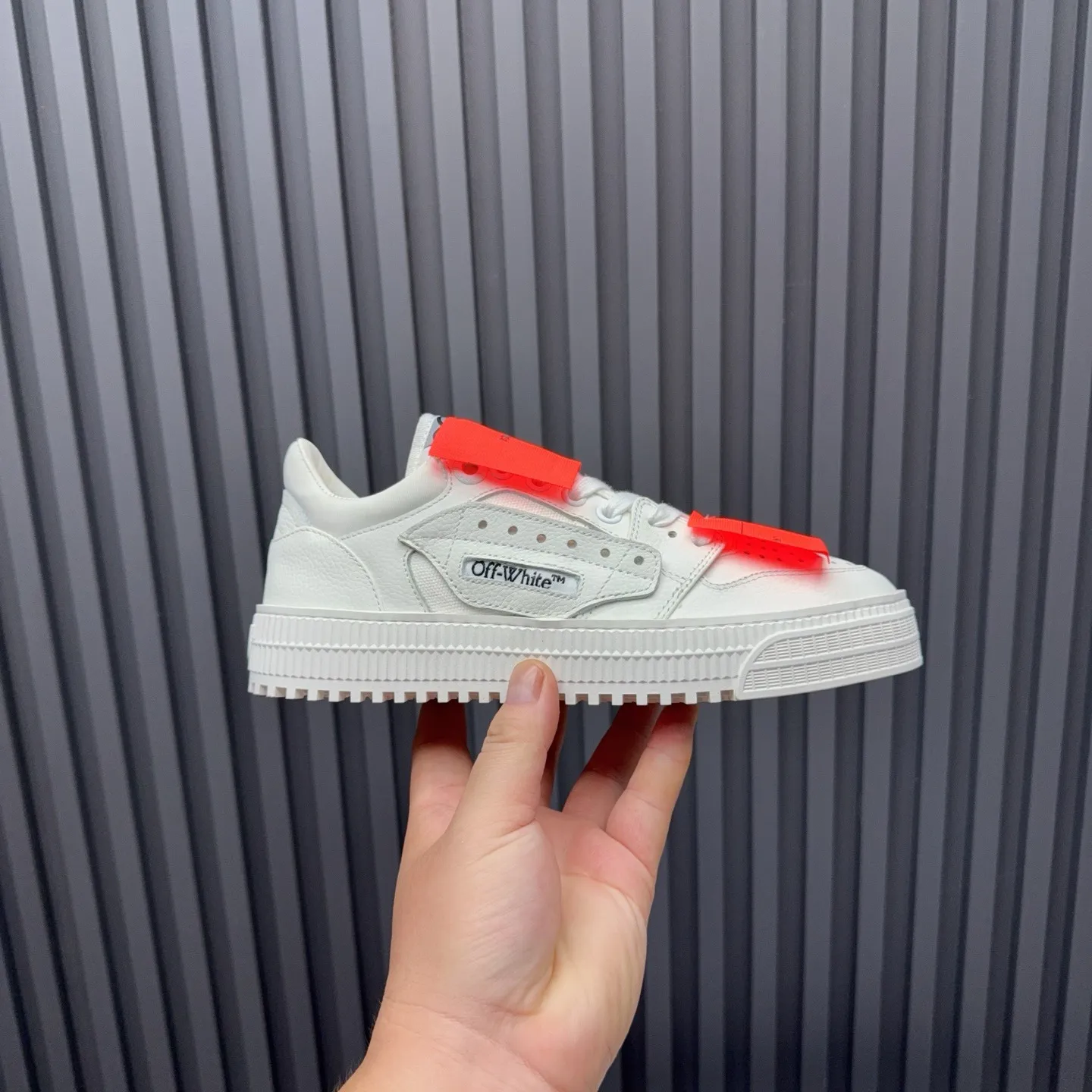 Men's shoes💰680 OFF WHITE ⚡️Couple style⚡️The latest spring style street casual shoes, released with the highest quality version on the market👊Series original mold opening, original lasting, production technology 1:1 original version➰🔜The best choice for more and more celebrities and Internet celebrities🔸In the classics Changes in the code🔸Innovate in the trend🔸Strive to break away from the shackles of bad street design🔝Although he is not the originator of fashion design, he is definitely a shining dark horse in avant-garde design🐴🆙Do not follow the trend🔅Not universal beauty🔅 Fabric💯First-layer cowhide Lining💯Imported skin-friendly and environmentally friendly polyester mesh Foot pads💯Original molded high-elastic environmentally friendly molding pads Midsole💯Made with original last-last technology Outsole💯Rubber outsole Packaging💯Official website synchronizes full set of packaging (brand wrapping paper, brand certificate, brand cloth bag) Code numbers 35-44, 45 46 Customized